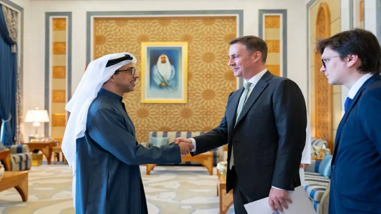 منصور بن زايد يبحث مع نائب رئيس وزراء روسيا سبل تعزيز التعاون المشترك